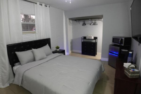 WELCOME TO BLUE ROOM! WIFI INCULDED IN HOME SUITE.,
